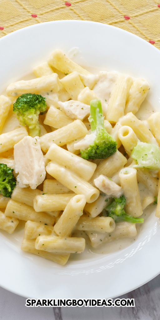 easy crockpot chicken alfredo with broccoli for weeknight dinners or for family