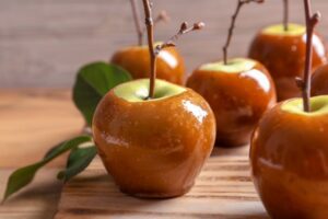 easy homemade caramel apples recipe for fall parties