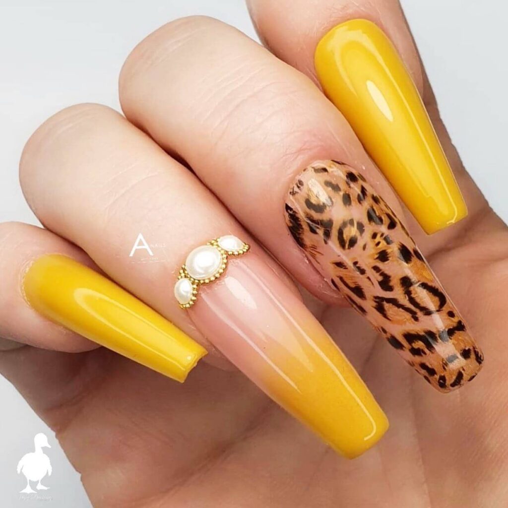 yellow nails 19