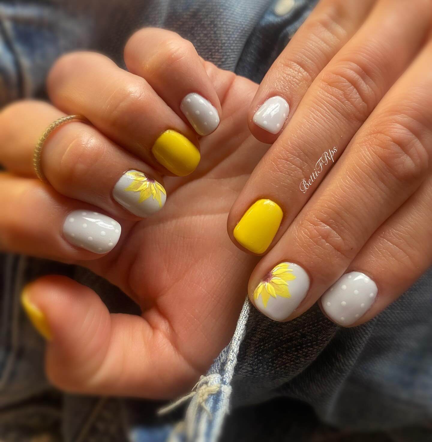 21 Simple Cute Sunflower Nails - Sparkling Boy Ideas