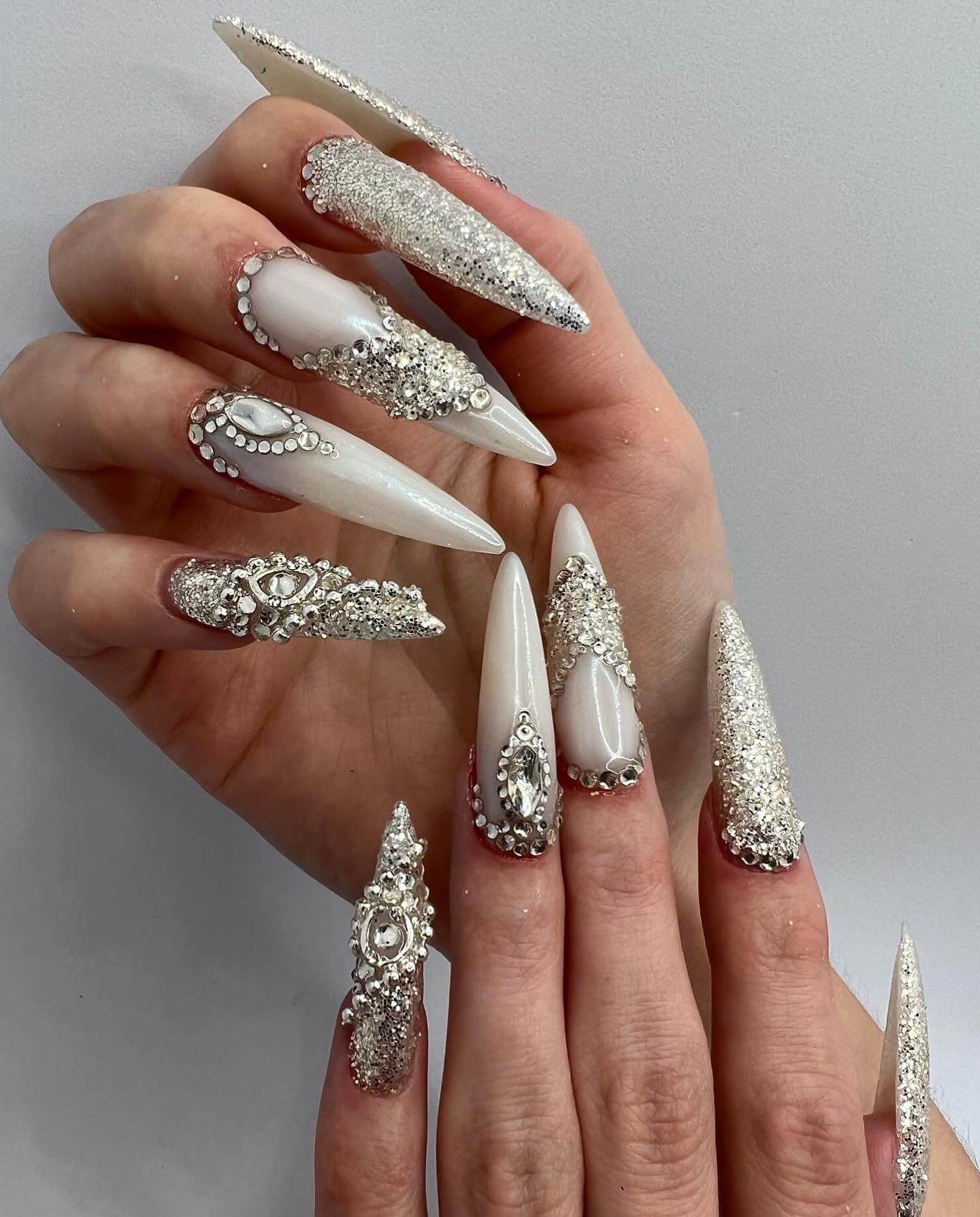 21 Simple Trendy Wedding Nails - Sparkling Boy Ideas