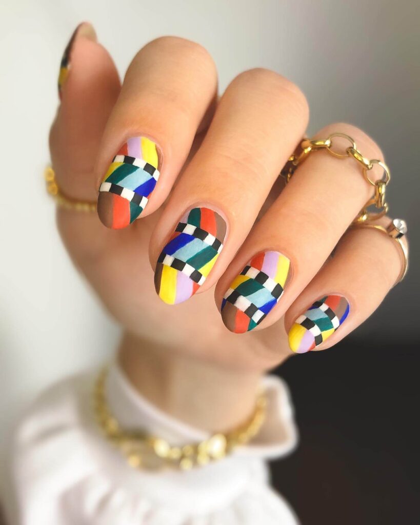 Discover the latest trends and ideas in geometric nail art. From black and white geometric nails to geometric acrylic nails, get inspired today.