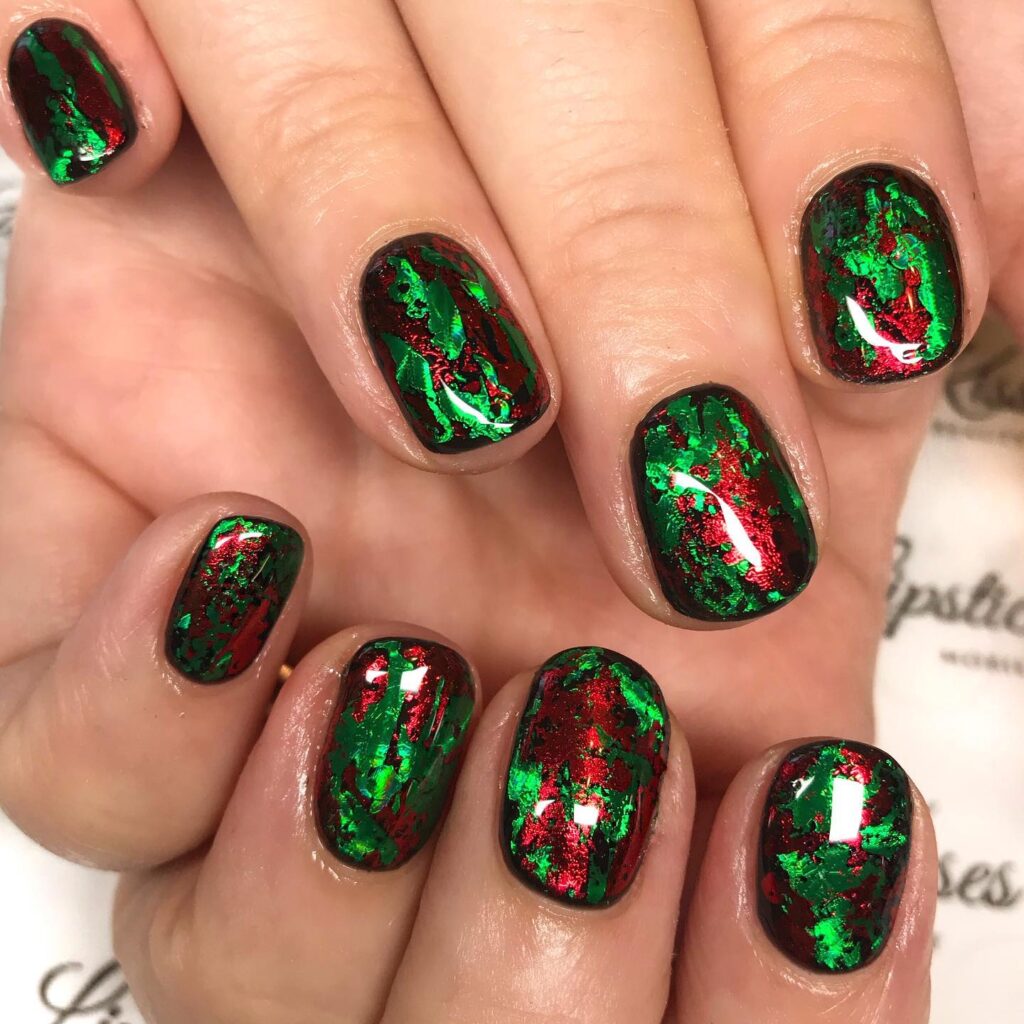 Elegant red and green Christmas nails perfect for winter season