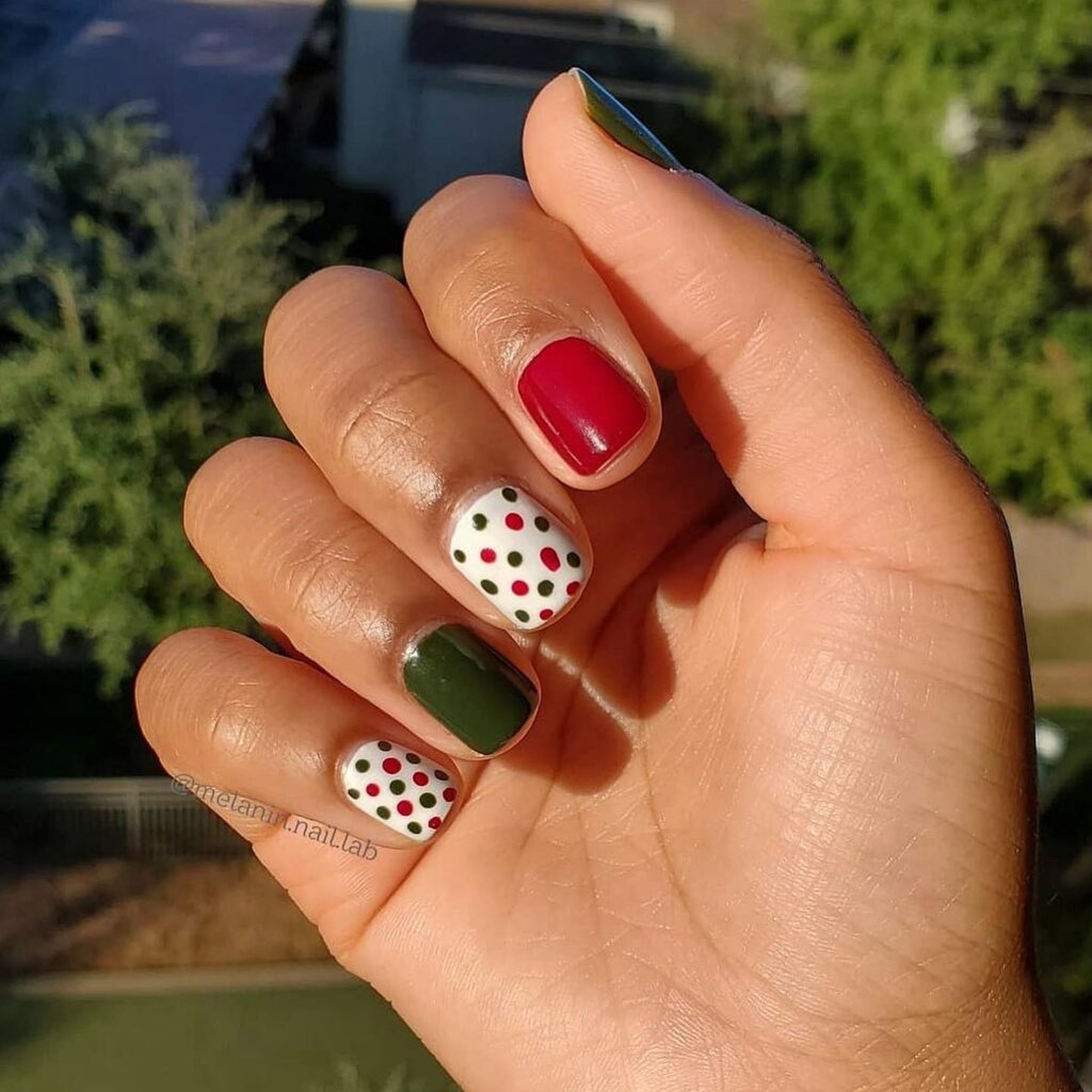 Elegant red and green Christmas nails perfect for winter season