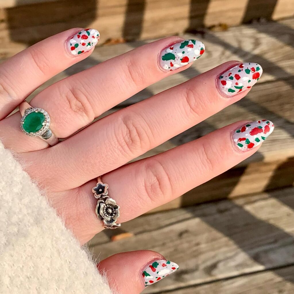 Elegant red and green Christmas nails perfect for winter season