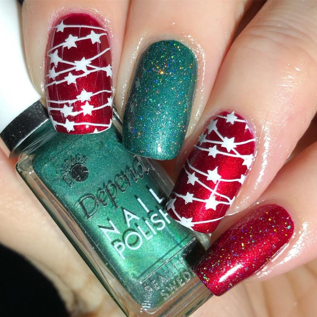 Elegant red and green Christmas nails perfect for winter season