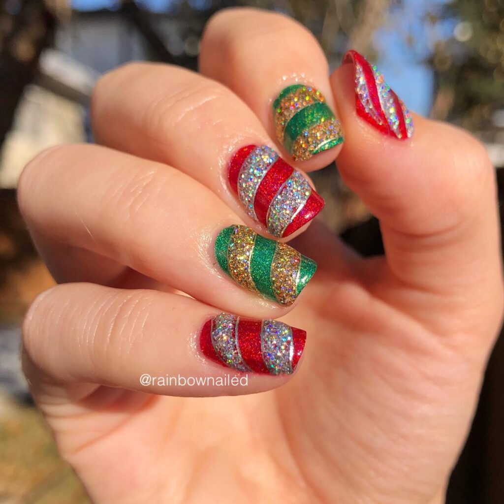 Elegant red and green Christmas nails perfect for winter season