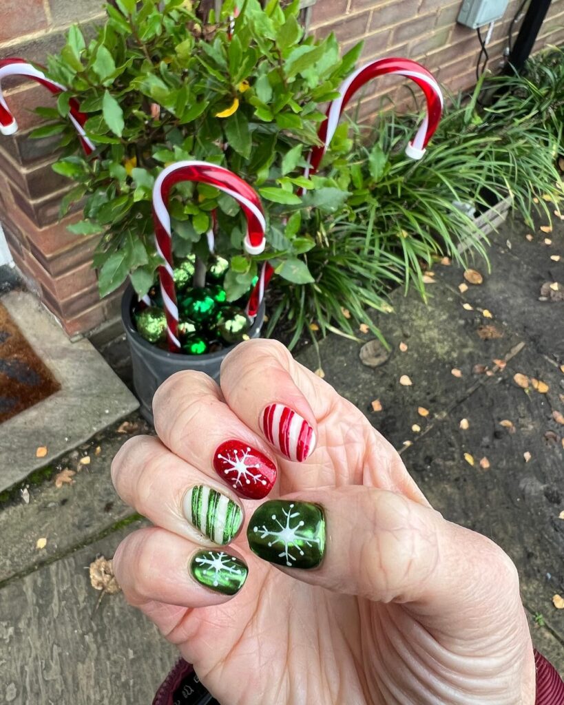 Elegant red and green Christmas nails perfect for winter season