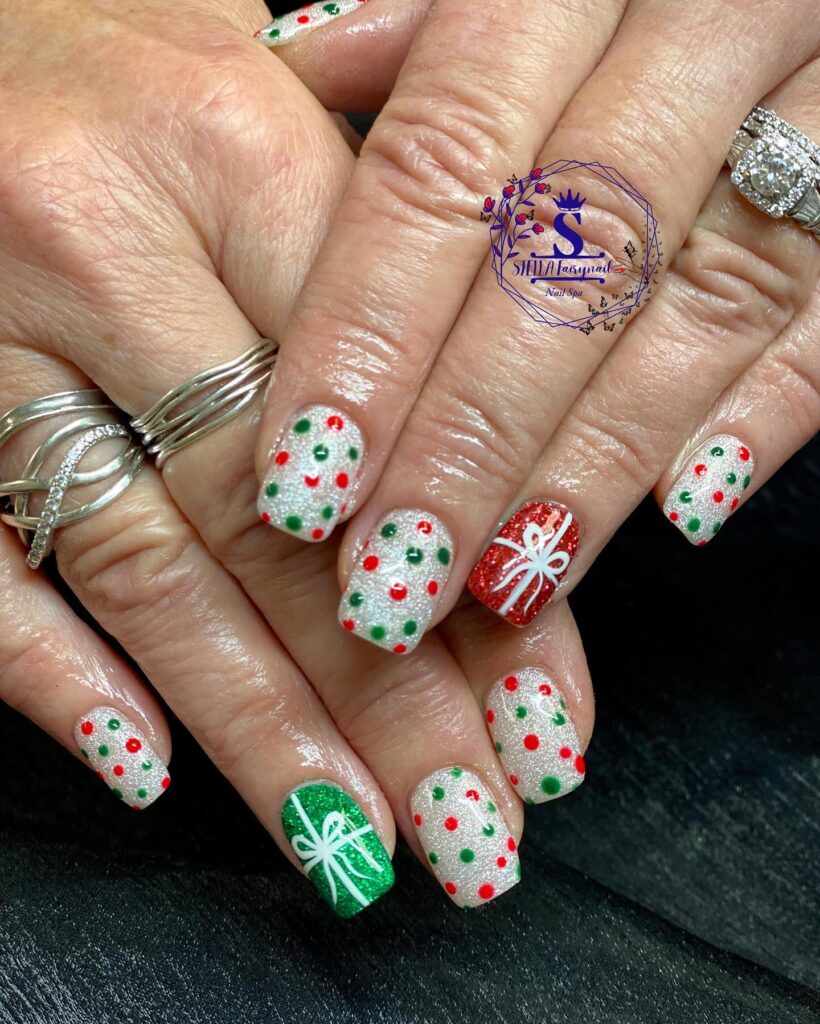 Elegant red and green Christmas nails perfect for winter season