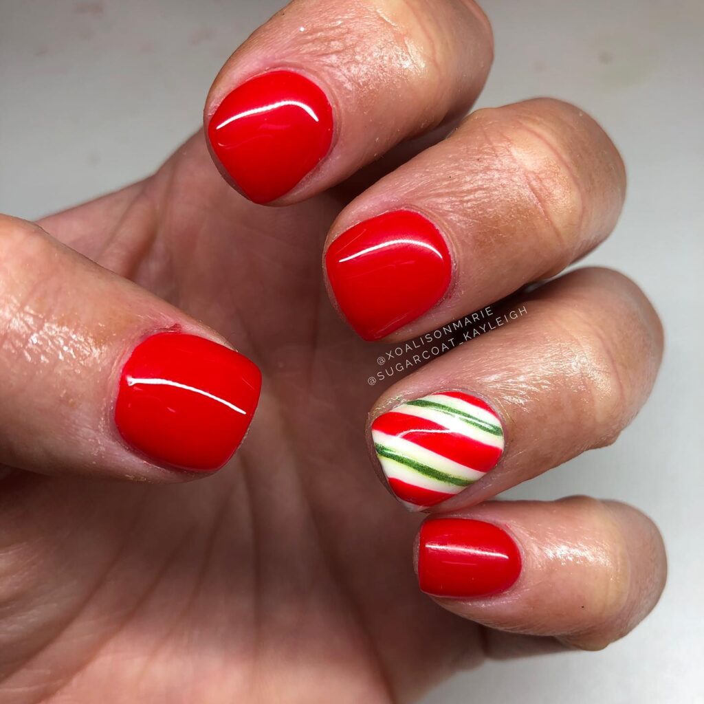 Elegant red and green Christmas nails perfect for winter season