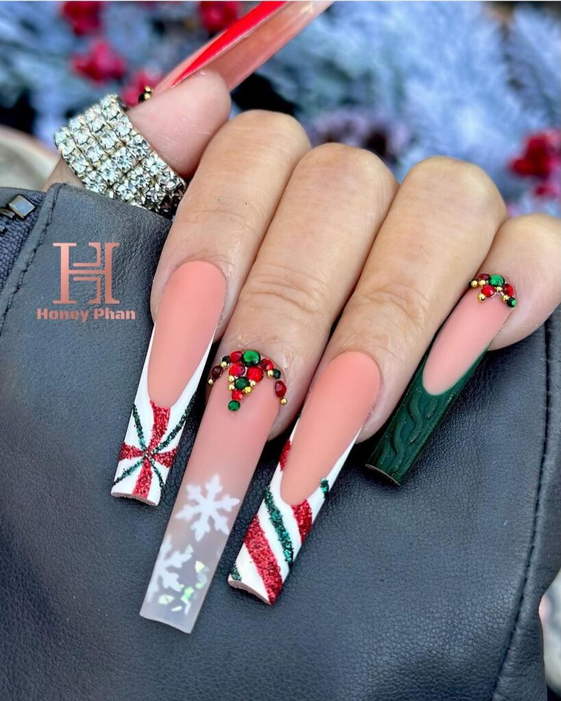 Elegant red and green Christmas nails perfect for winter season