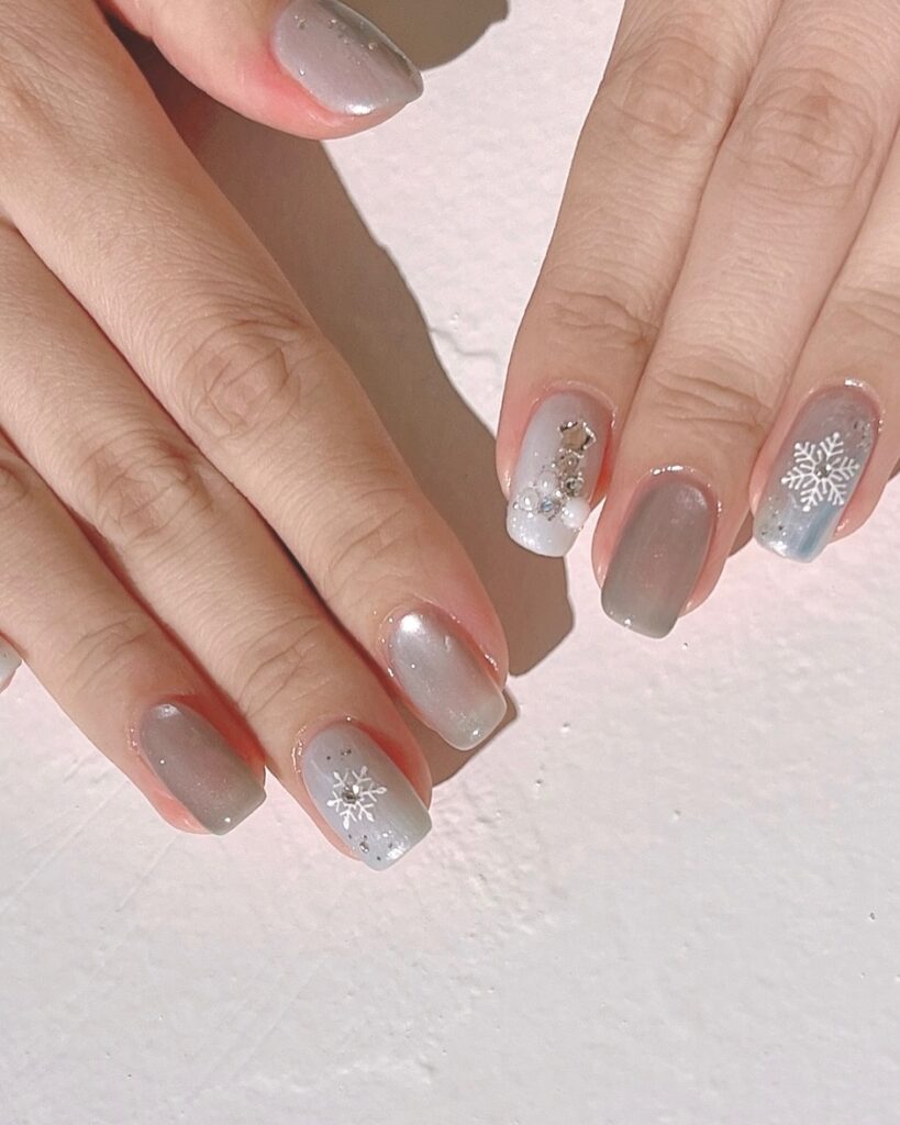 Shine with Swarovski nails! From subtle nude designs to bold blue and pink rhinestones, explore dazzling nail art perfect for every occasion and style.